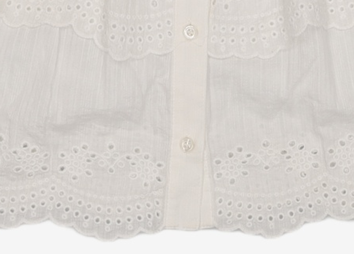 아떼 바네사브루노(ATHE VANESSABRUNO) 화이트 아일렛 자수 블라우스 (VLBL2B229WT) 85-160