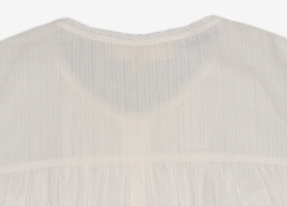 아떼 바네사브루노(ATHE VANESSABRUNO) 화이트 아일렛 자수 블라우스 (VLBL2B229WT) 85-160