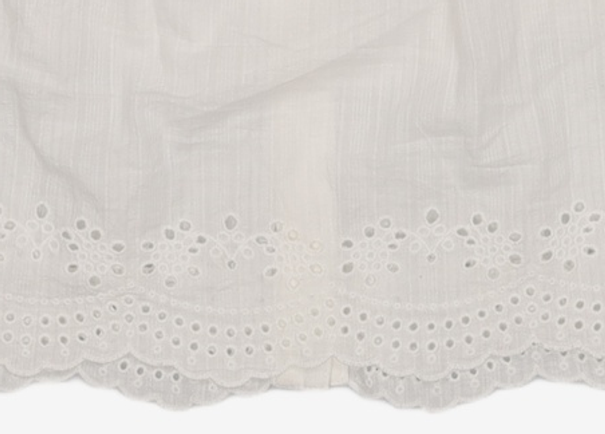 아떼 바네사브루노(ATHE VANESSABRUNO) 화이트 아일렛 자수 블라우스 (VLBL2B229WT) 85-160