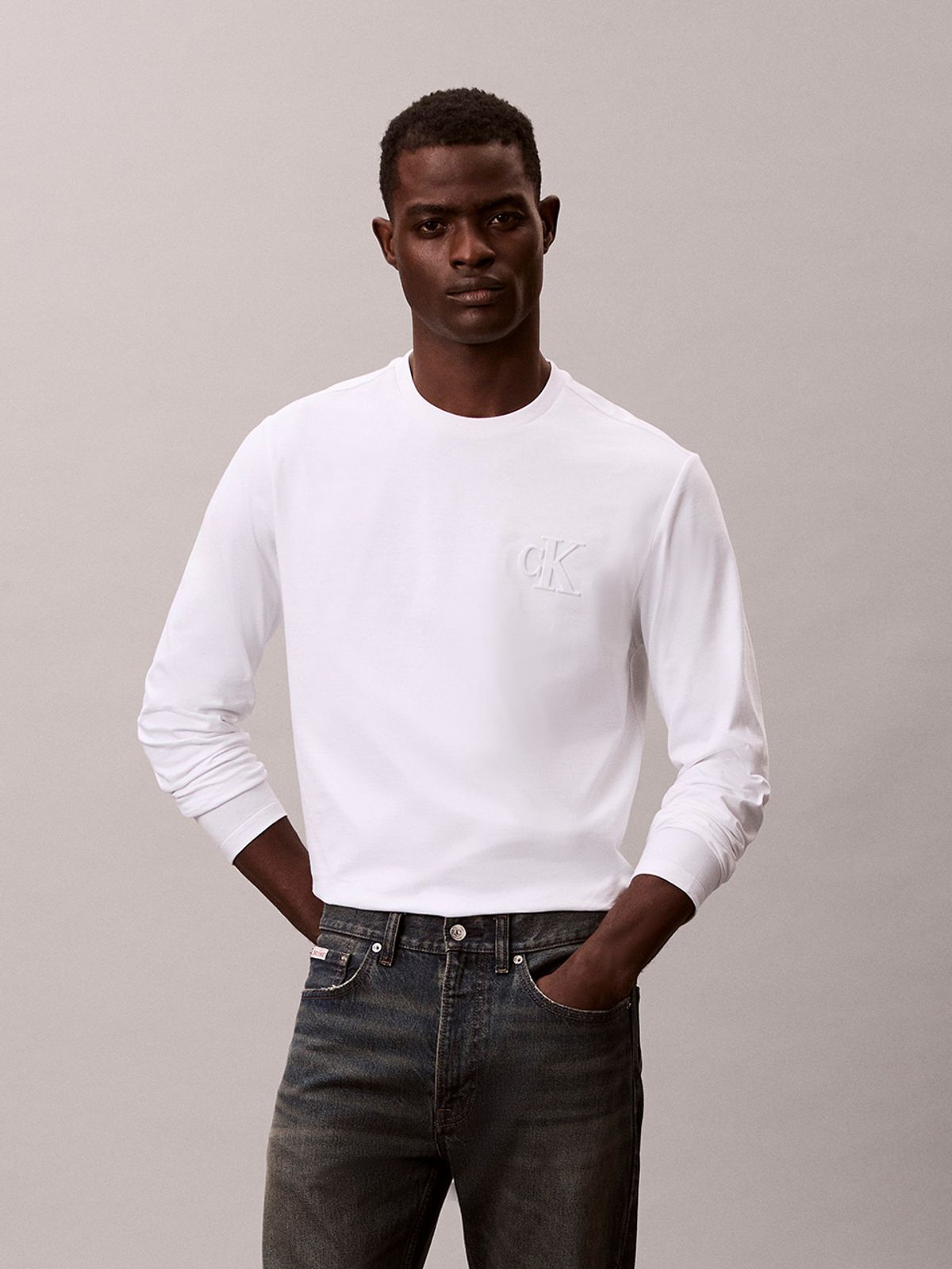캘빈클라인 진(CALVIN KLEIN JEANS) 엠보스드 모노그램 긴팔 티셔츠 4RD006G YAF