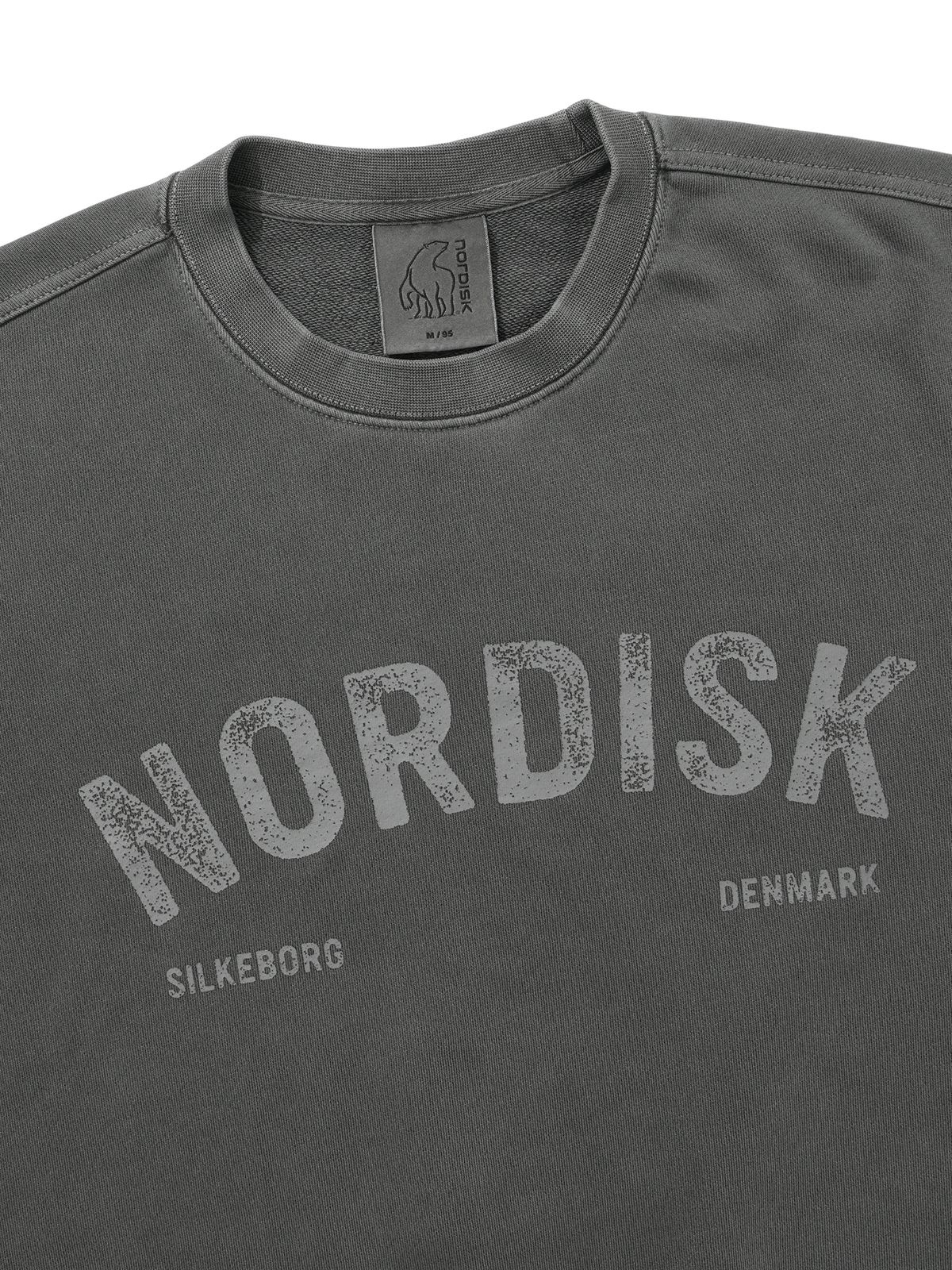 노르디스크(NORDISK) [비메이트] 피그먼트 레터링 그래픽 맨투맨 - U_Dark Grey