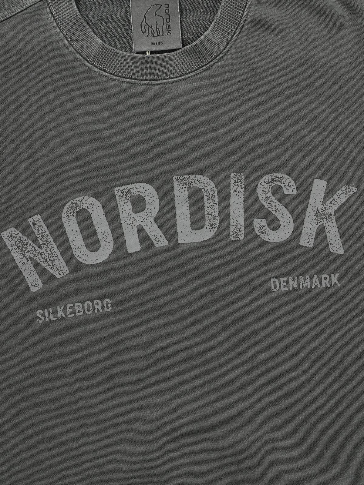 노르디스크(NORDISK) [비메이트] 피그먼트 레터링 그래픽 맨투맨 - U_Dark Grey