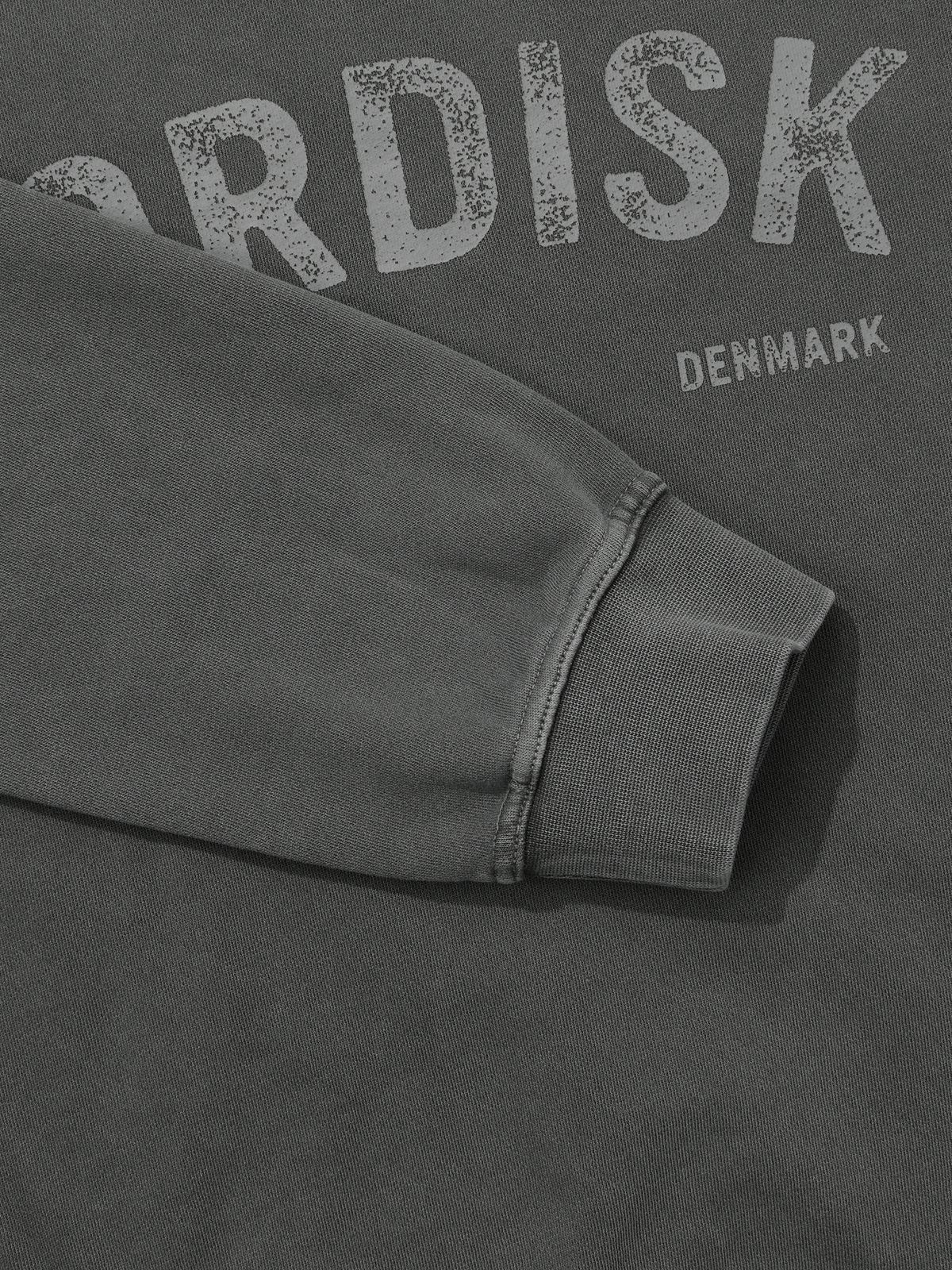 노르디스크(NORDISK) [비메이트] 피그먼트 레터링 그래픽 맨투맨 - U_Dark Grey