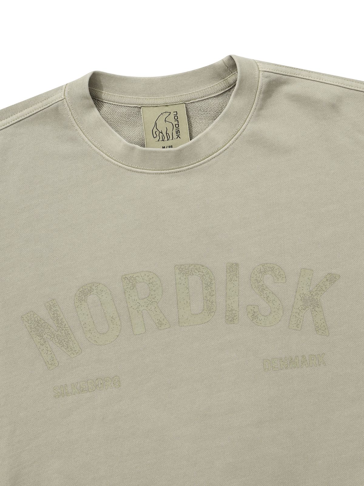 노르디스크(NORDISK) [비메이트] 피그먼트 레터링 그래픽 맨투맨 - U_Beige