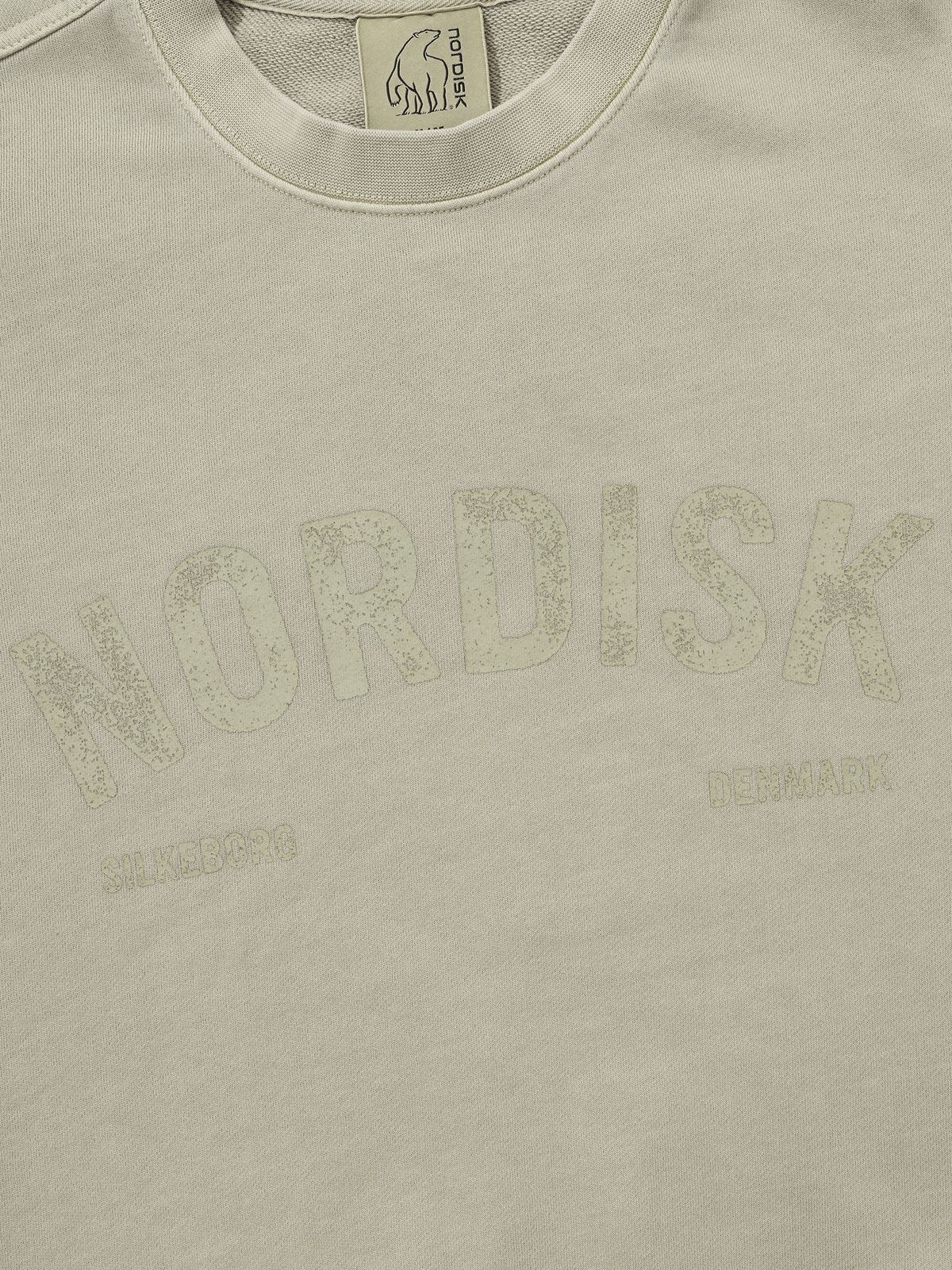 노르디스크(NORDISK) [비메이트] 피그먼트 레터링 그래픽 맨투맨 - U_Beige