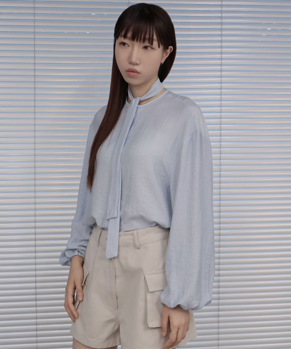 요로코비(YOROKOBY) 스카프 라운드 넥 볼륨 블라우스 스카이블루