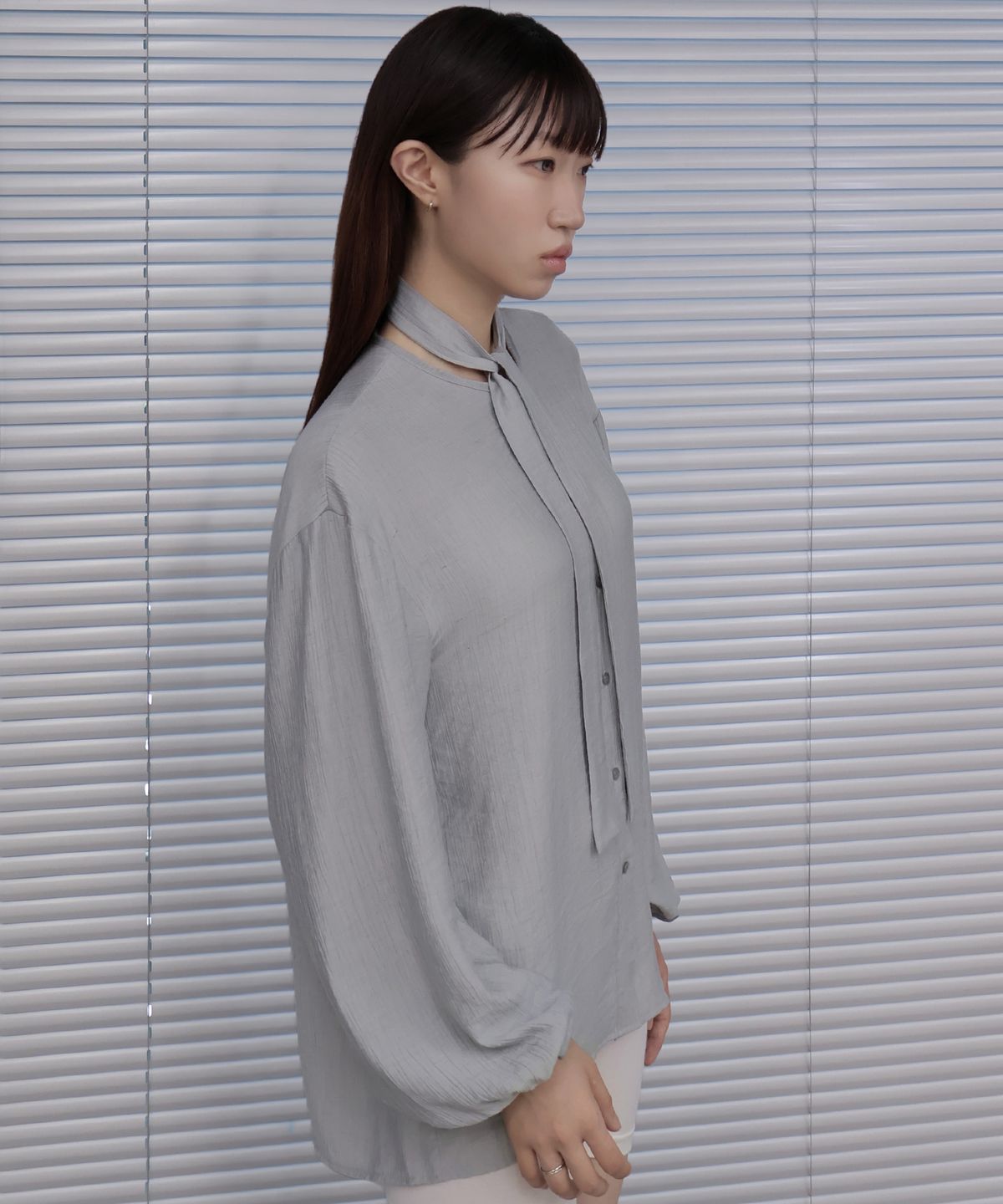 요로코비(YOROKOBY) 스카프 라운드 넥 볼륨 블라우스 그레이