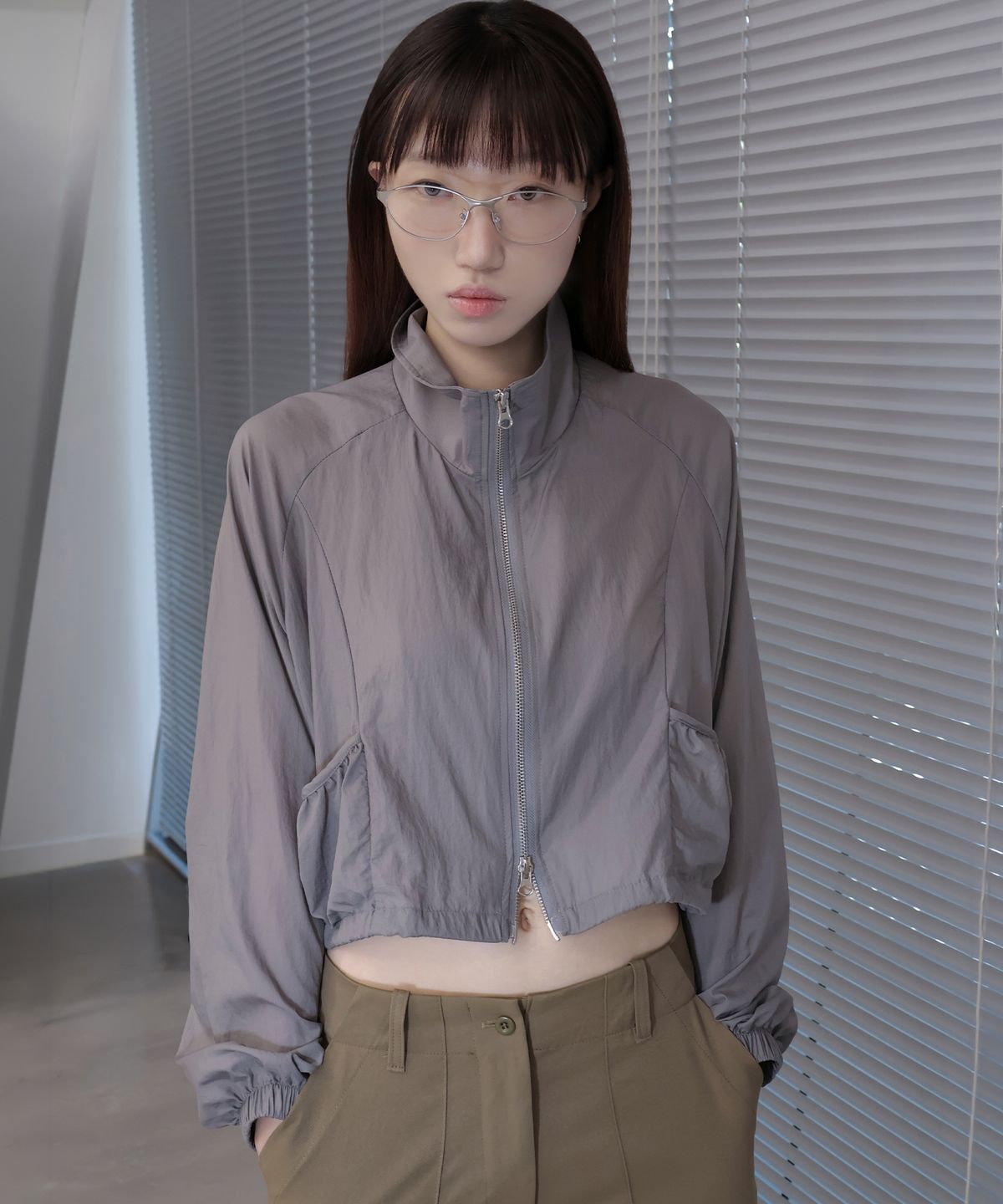 요로코비(YOROKOBY) 시스루 크롭 윈드브레이커 다크그레이