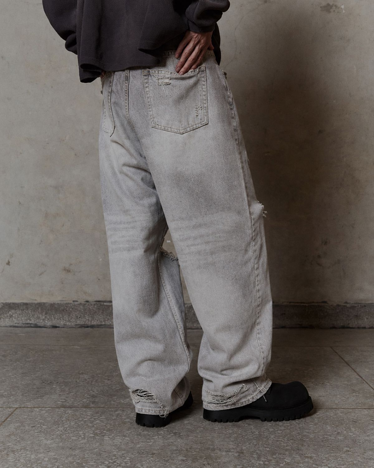 덤(THUMB) Dust Damage Wide White jean