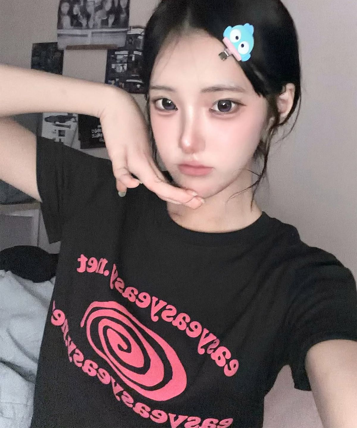 이지이지이지(EASYEASYEASY) Easy Bugs Coil Logo Tee Charcoal