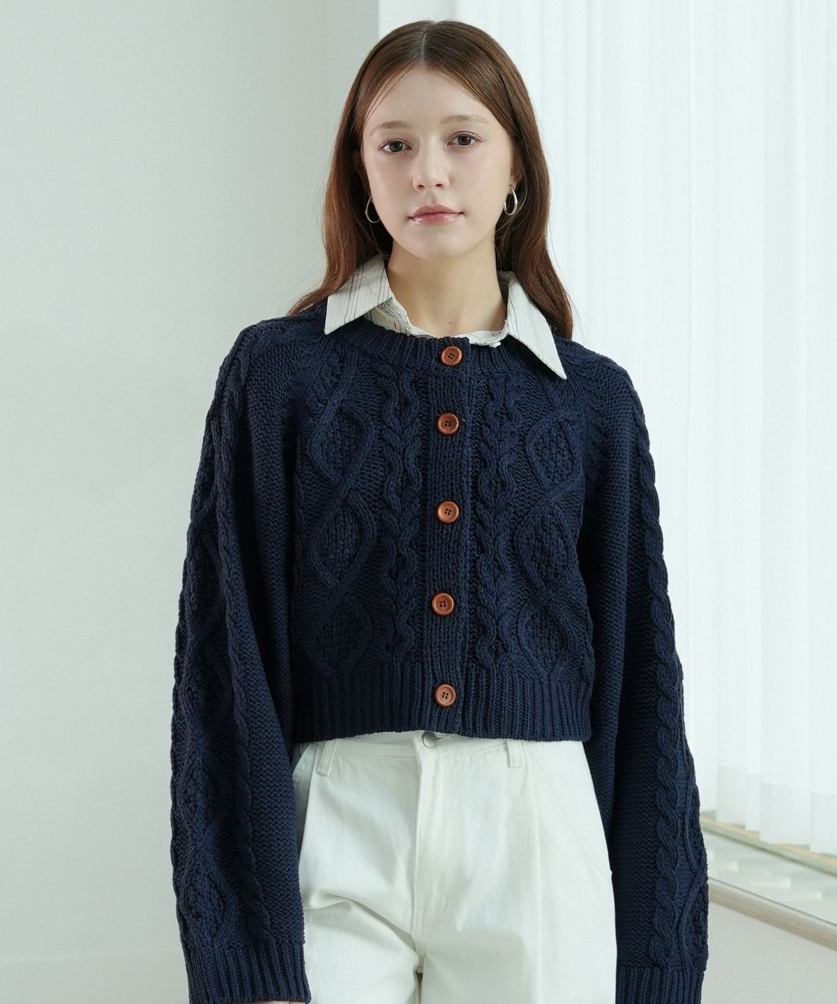 블레티(VLETI) Round Cable Knit Cardigan (Navy)