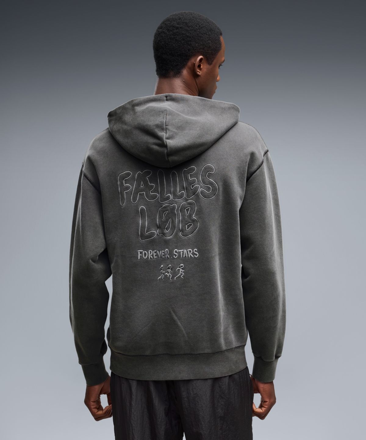 푸마(PUMA) [PUMA X SAYSKY] 그래픽 스웻셔츠 - 플랫 다크 그레이 / 529014-99