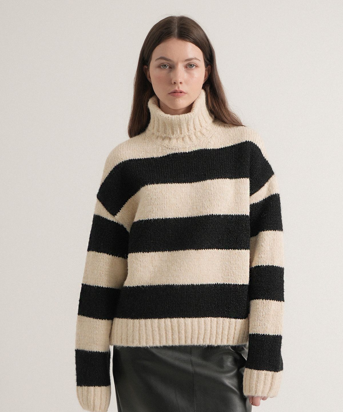 블레티(VLETI) Wool Stripe Turtleneck Sweater (Black)