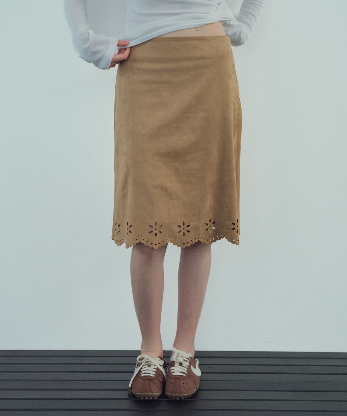 씨타(CITTA) Suede Flower Punching Skirt_CTS638(Beige)