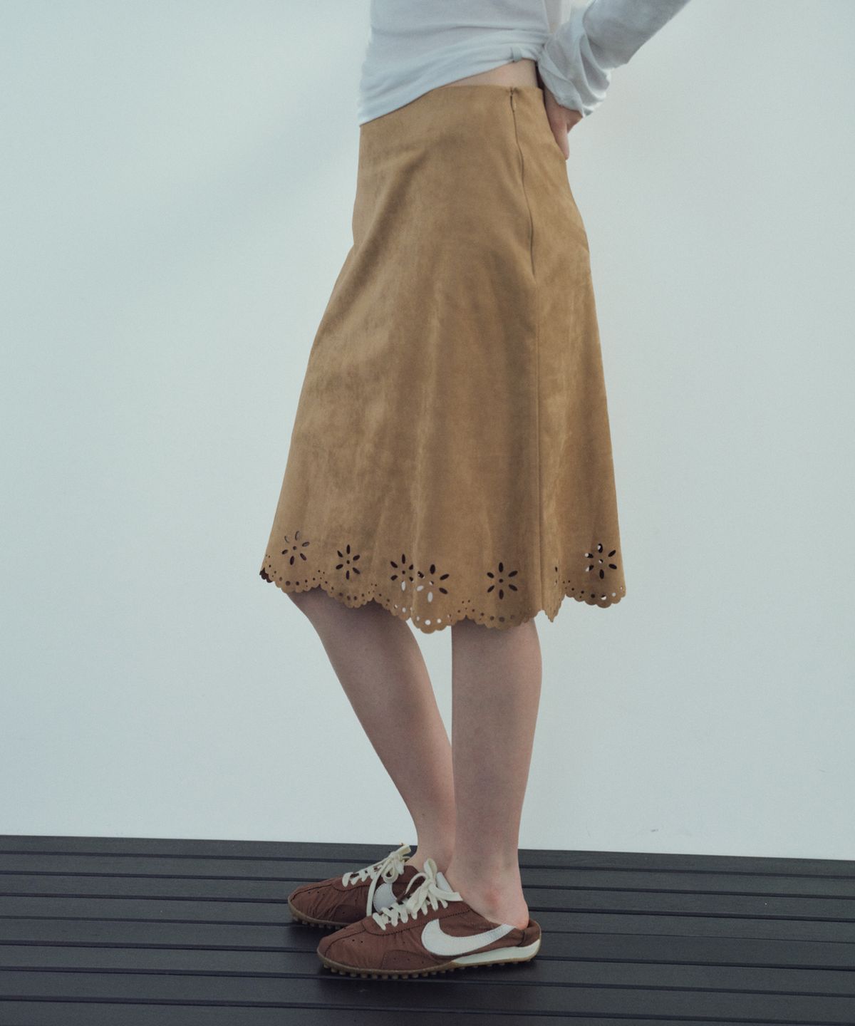 씨타(CITTA) Suede Flower Punching Skirt_CTS638(Beige)