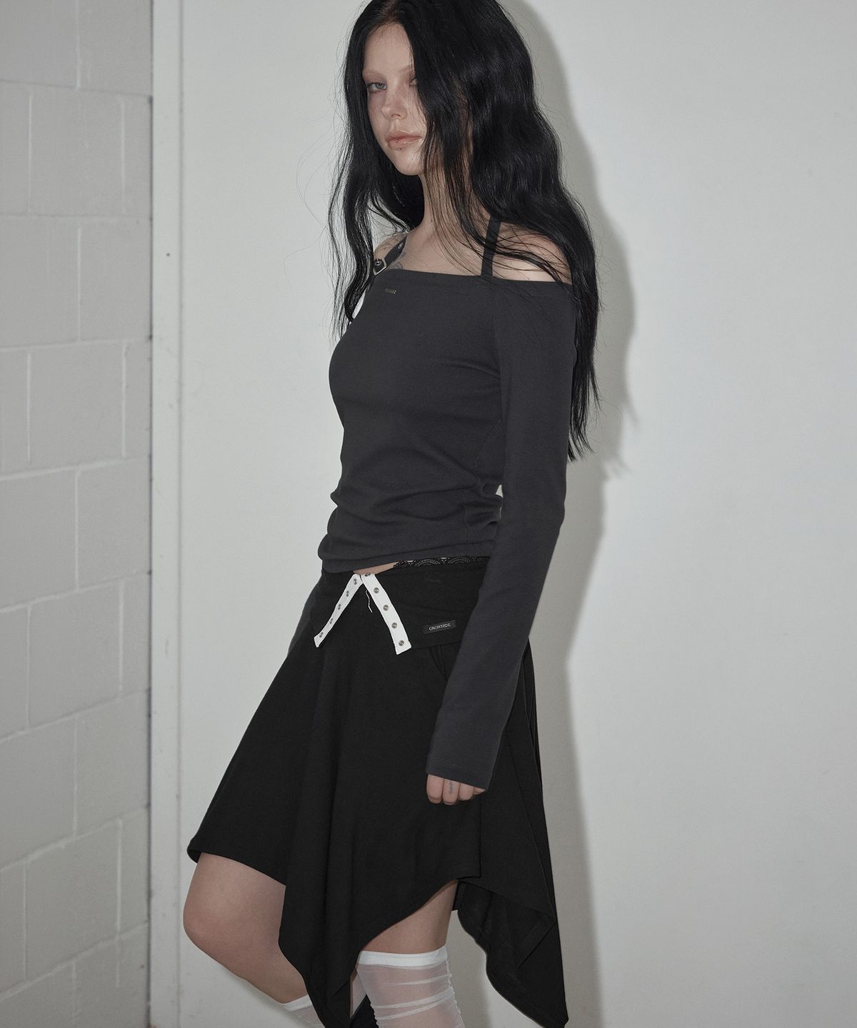 그로우하이드(GROWHIDE) 로젠 폴딩 레이스 훌 미디 스커트_블랙