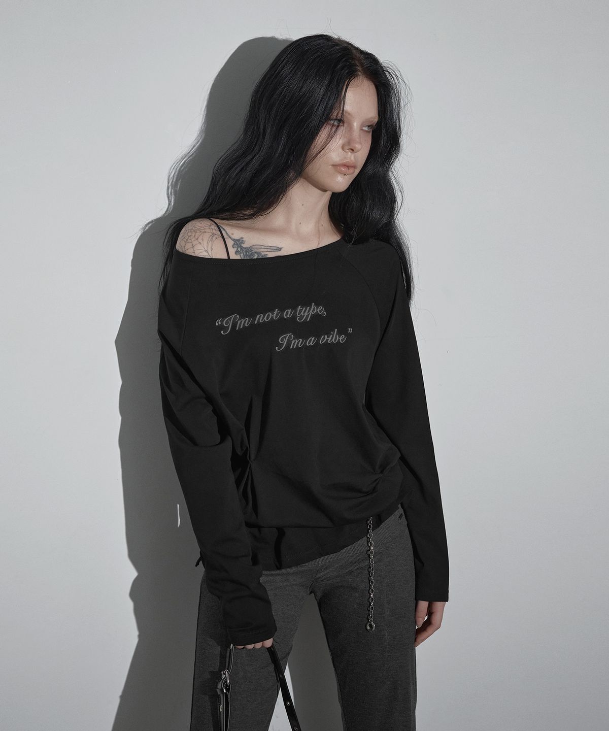 그로우하이드(GROWHIDE) 그롭 레터링 핀턱 보트 긴팔 티셔츠_블랙