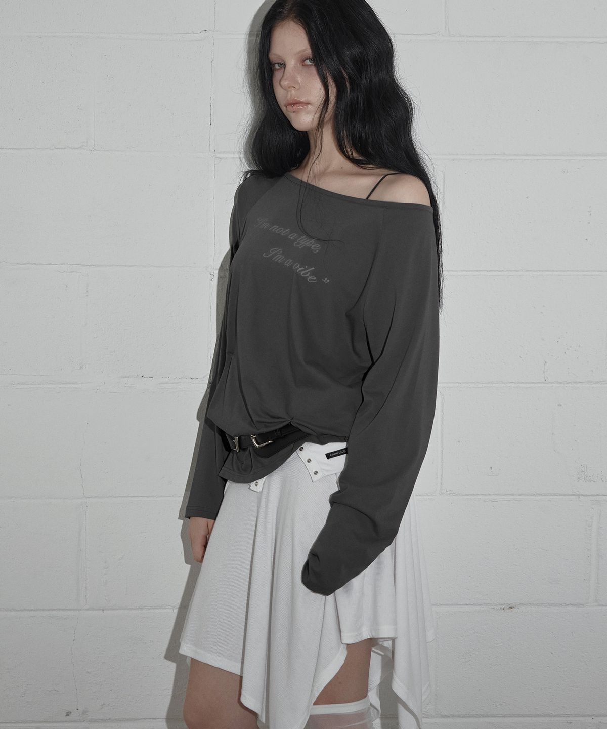 그로우하이드(GROWHIDE) 그롭 레터링 핀턱 보트 긴팔 티셔츠_차콜
