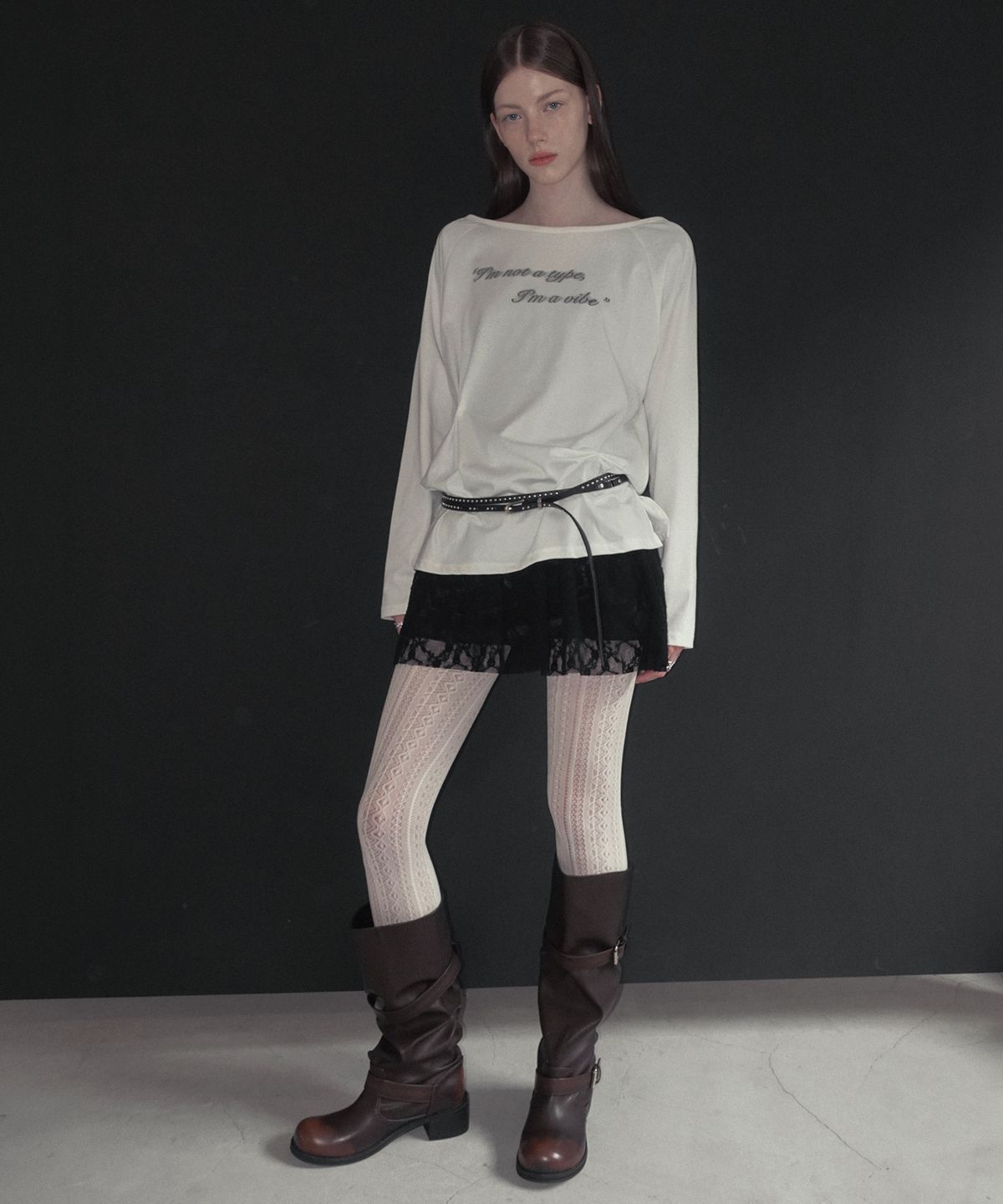 그로우하이드(GROWHIDE) 그롭 레터링 핀턱 보트 긴팔 티셔츠_아이보리