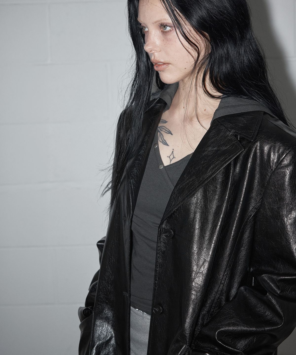 그로우하이드(GROWHIDE) 부틸 버튼 브이 랩 후드 긴팔 티셔츠_차콜
