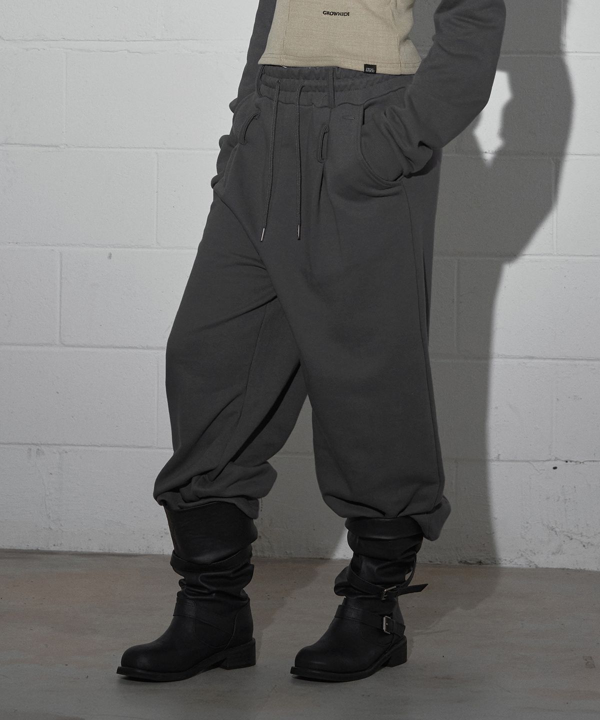 그로우하이드(GROWHIDE) 체터 아일렛 투웨이 와이드 밴딩 팬츠_차콜