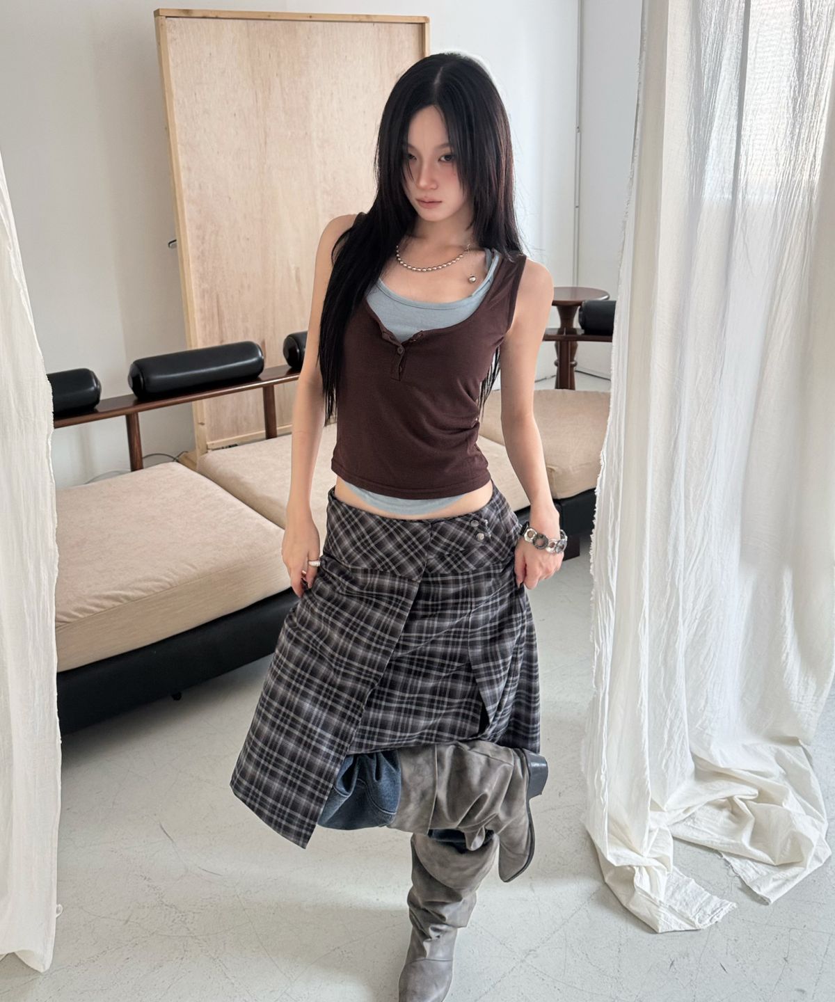 미쏘(MIXXO) 랩 미디 스커트_MIWWHG921G
