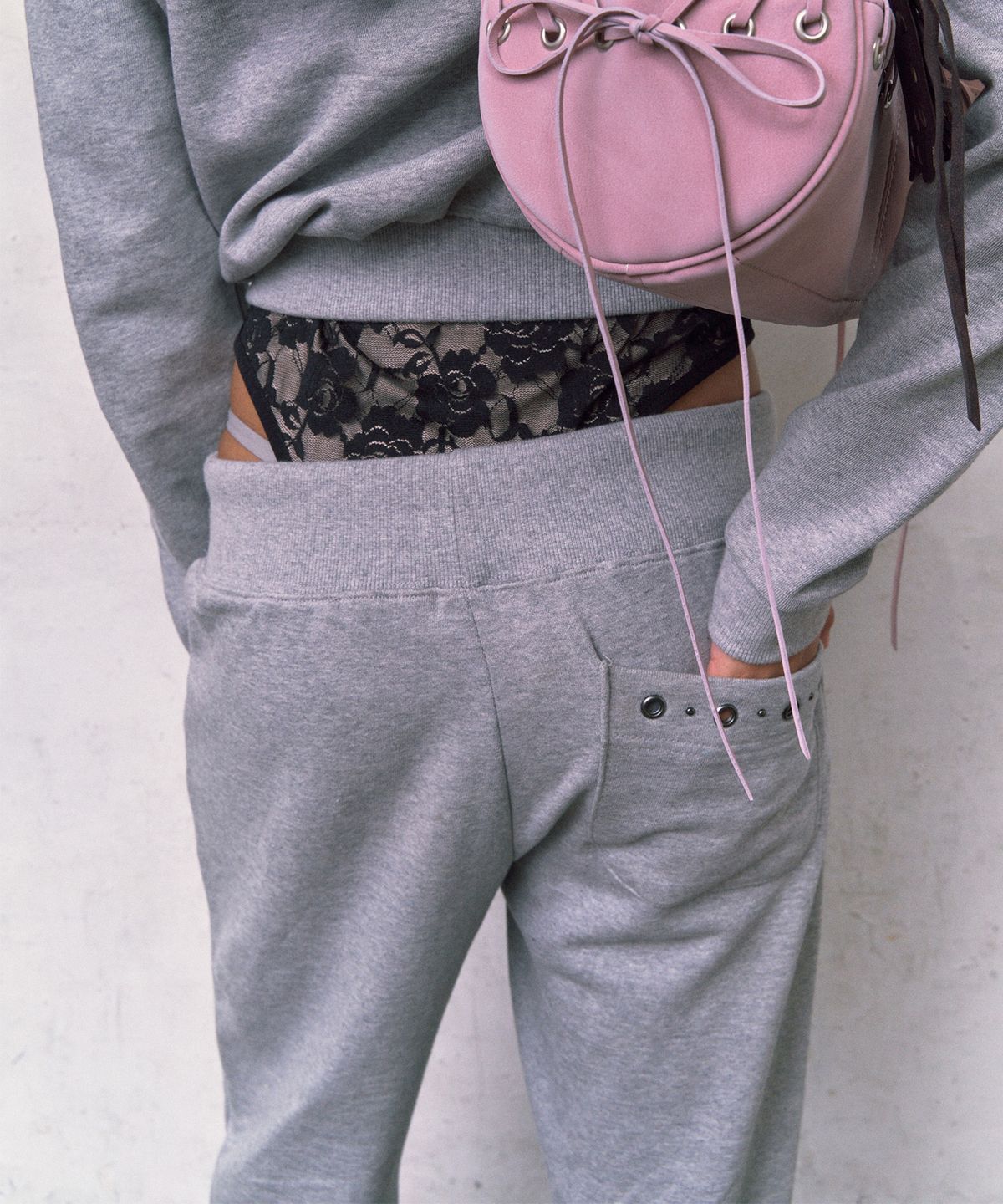 길라아카이브(GILAARCHIVE) [X hieta] SIDE EYELET SIGNATURE LOGO SWEAT PANTS_GREY
