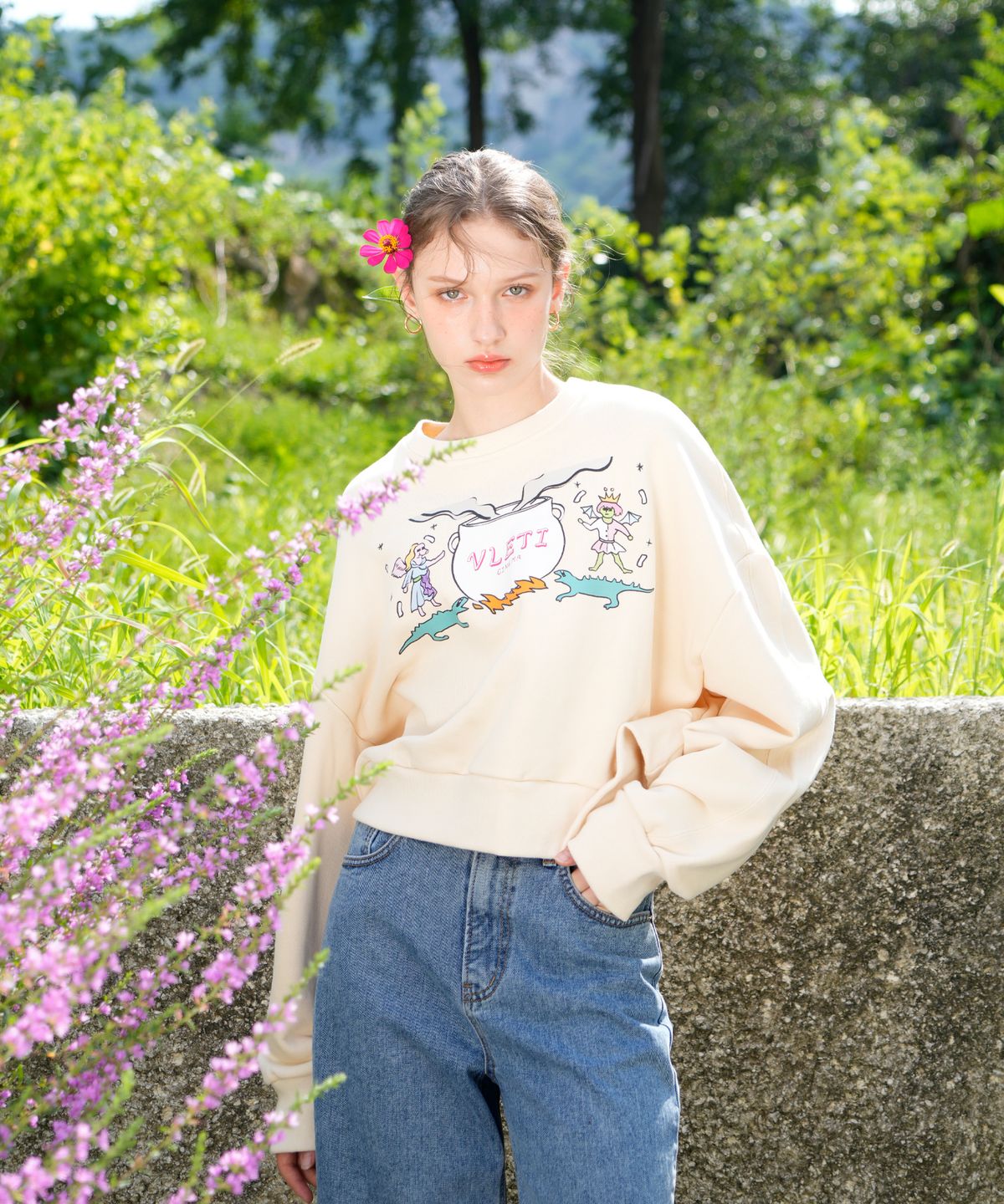 블레티(VLETI) Art Work Printing Crop Sweatshirt (Light beige)