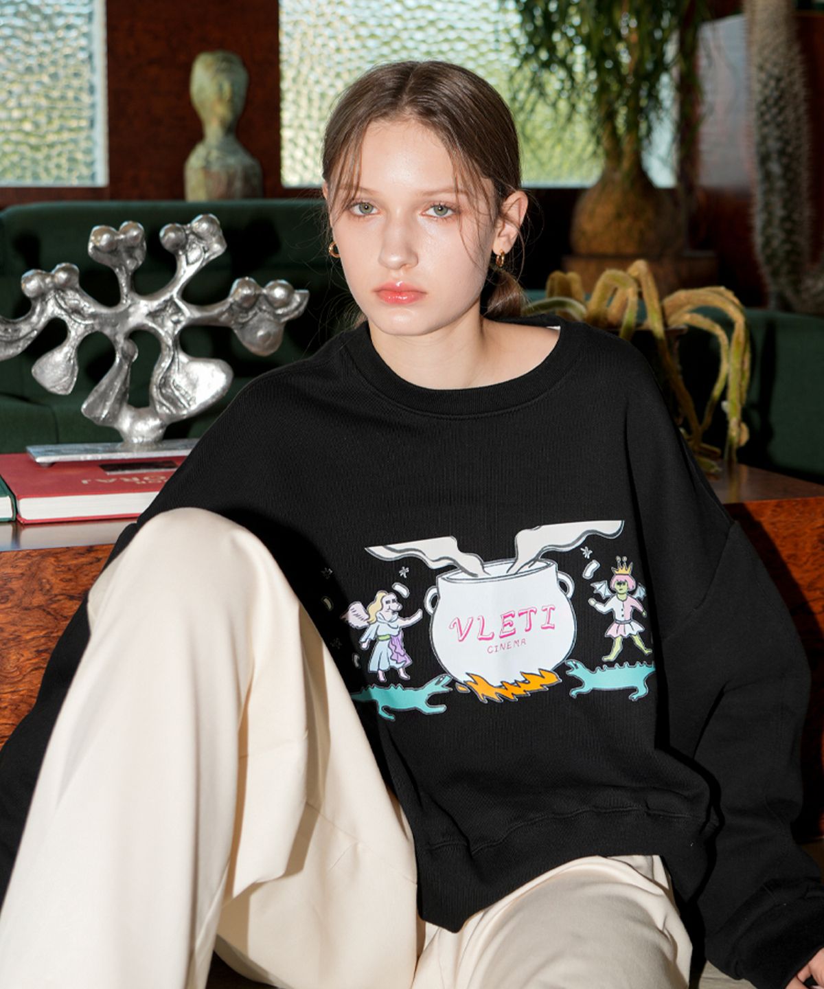 블레티(VLETI) Art Work Printing Crop Sweatshirt (Black)