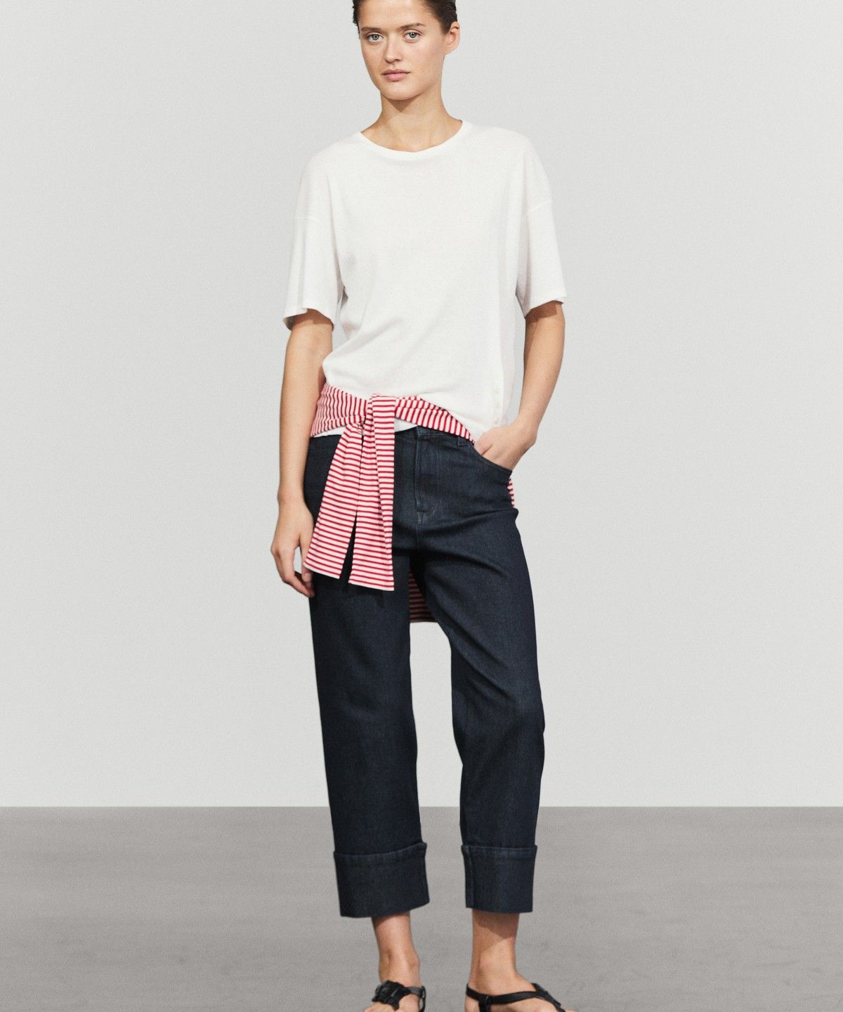 마시모두띠(MASSIMO DUTTI) 버튼 디테일 반팔 티셔츠