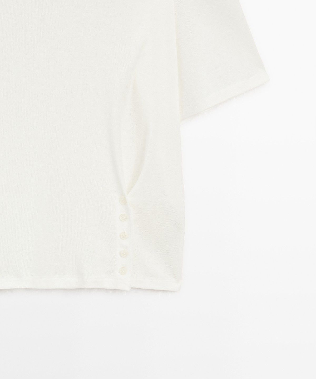 마시모두띠(MASSIMO DUTTI) 버튼 디테일 반팔 티셔츠