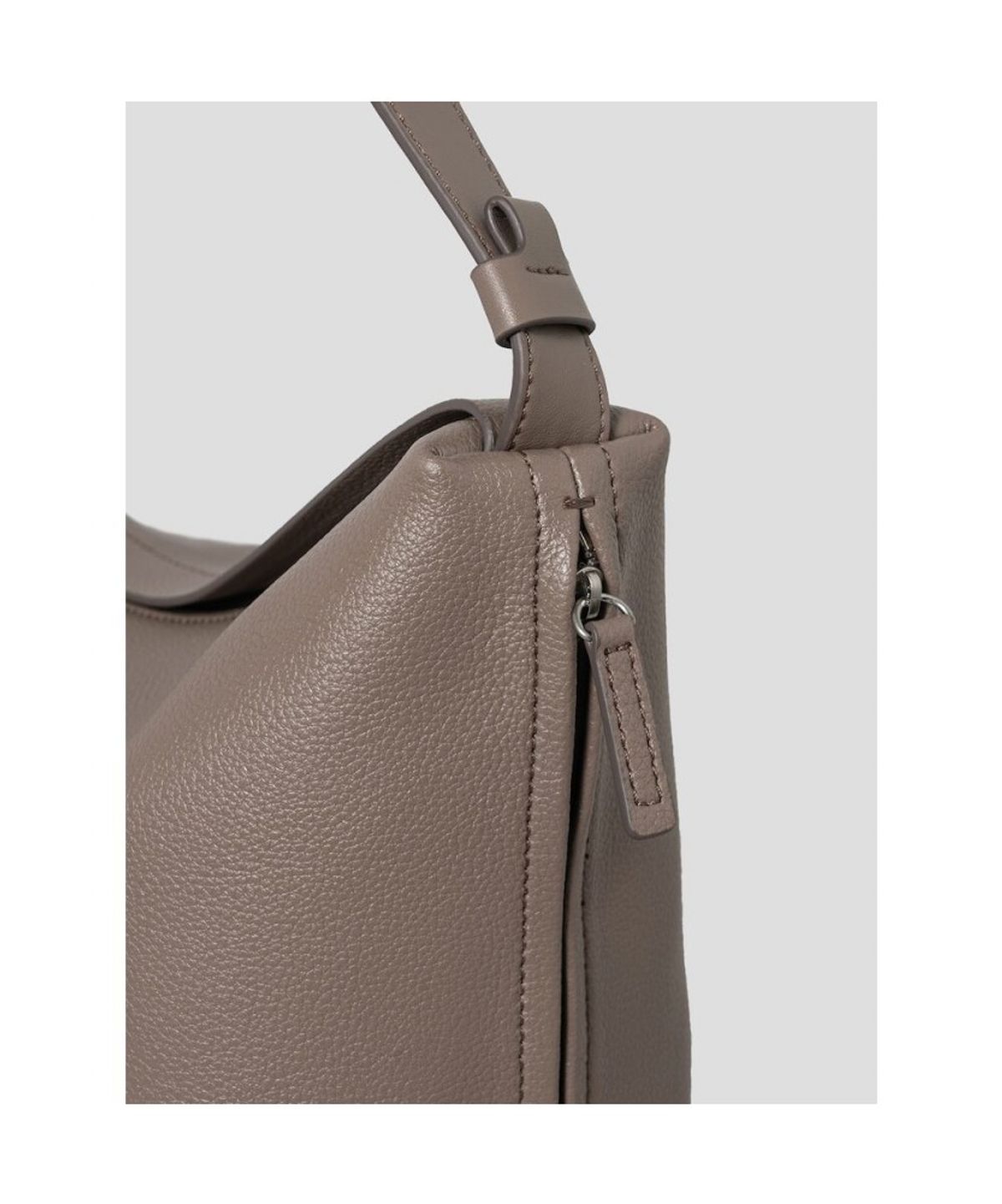 빈폴 액세서리(BEANPOLE ACCESSORY) 비엔 가죽 미디엄 슬라우치백 - 베이지