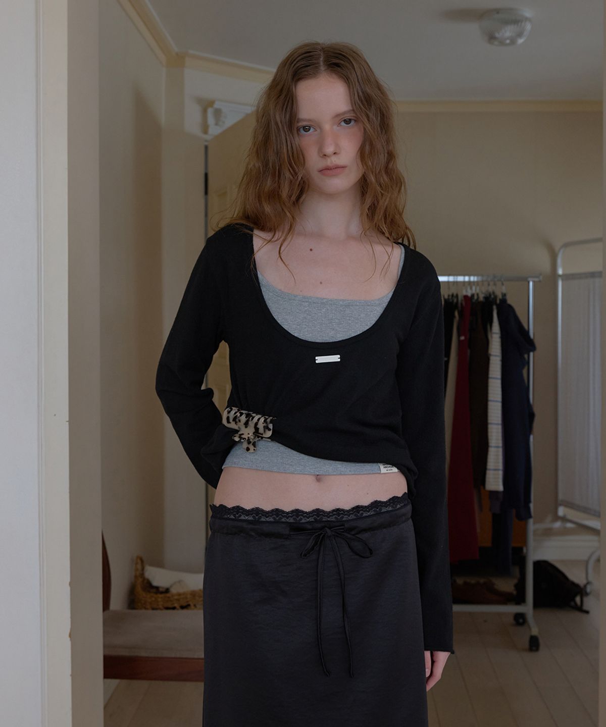 어패럴아카이브(APPAREL ARCHIVE) Ross deep u-neck knit - Black