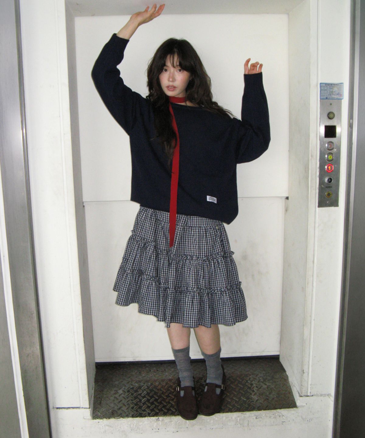 론론(RONRON) HEART BUTTON OFF SHOULDER KNIT DARK NAVY