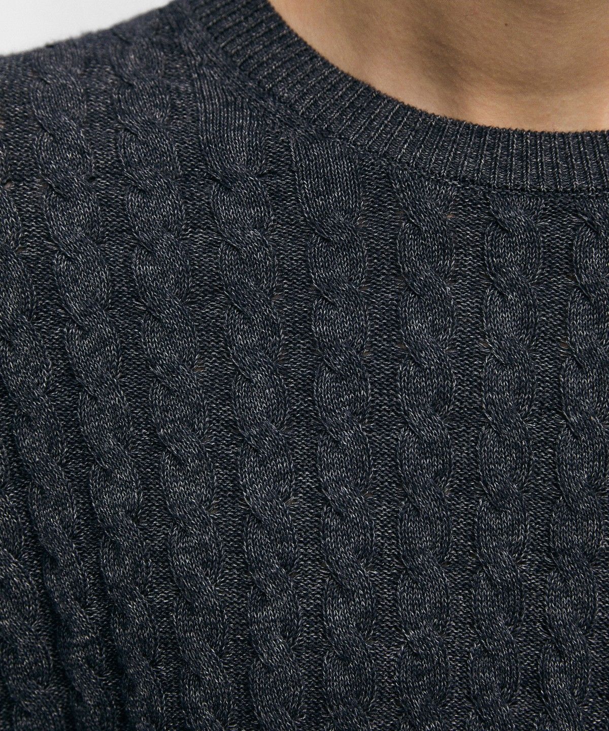 마시모두띠(MASSIMO DUTTI) 꽈배기 니트 라운드넥 스웨터