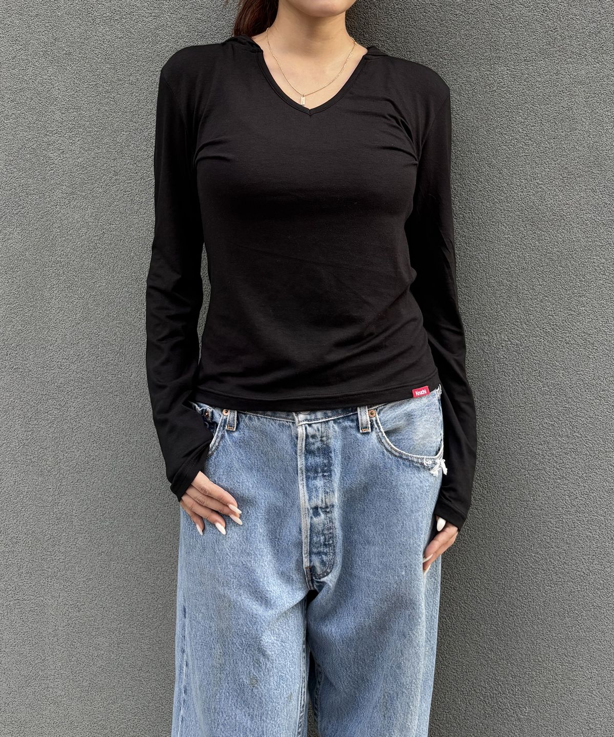 크루치(KRUCHI) Tencel Long-Sleeve V-Neck Hoodie (BLACK) WOMENS