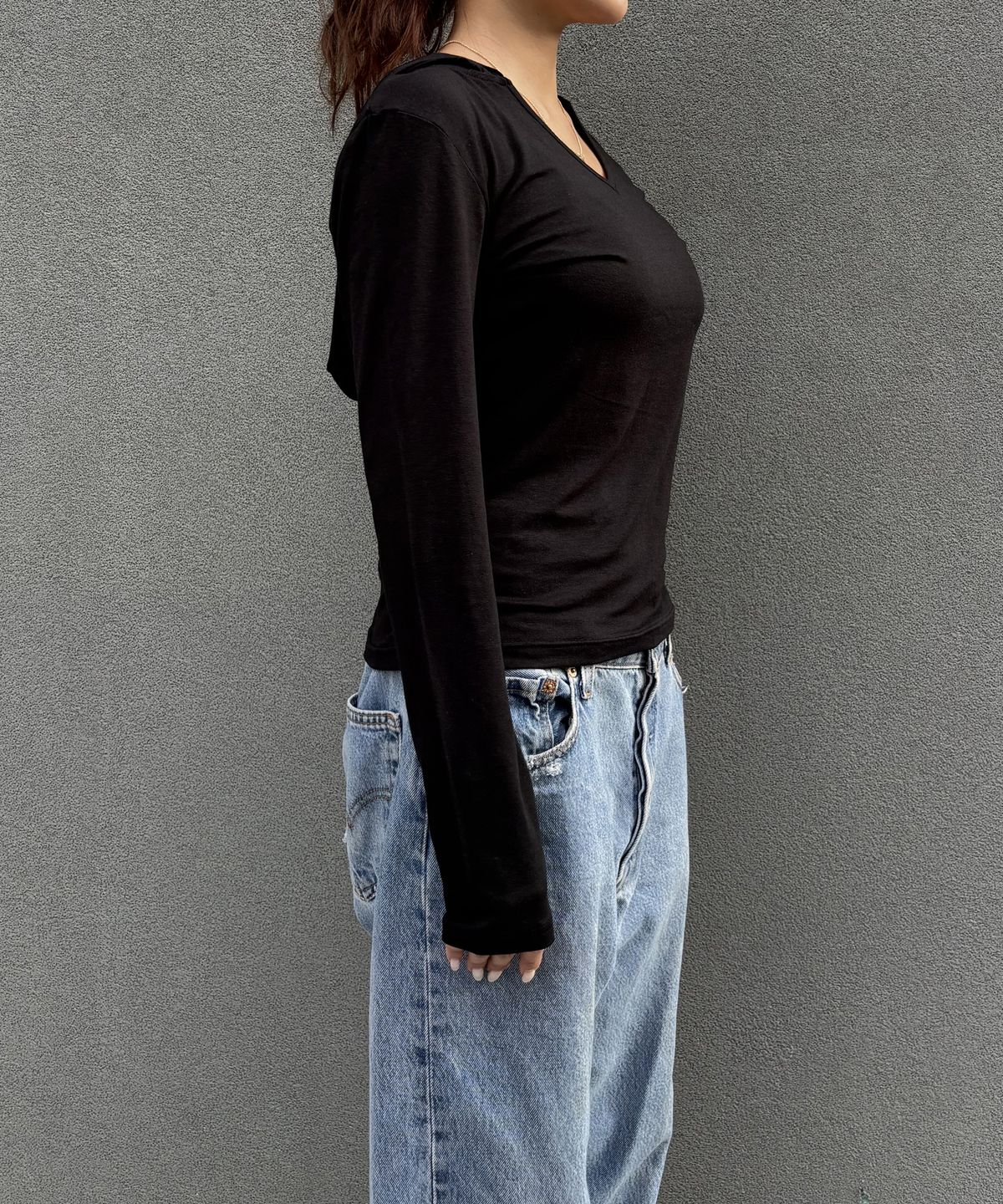 크루치(KRUCHI) Tencel Long-Sleeve V-Neck Hoodie (BLACK) WOMENS
