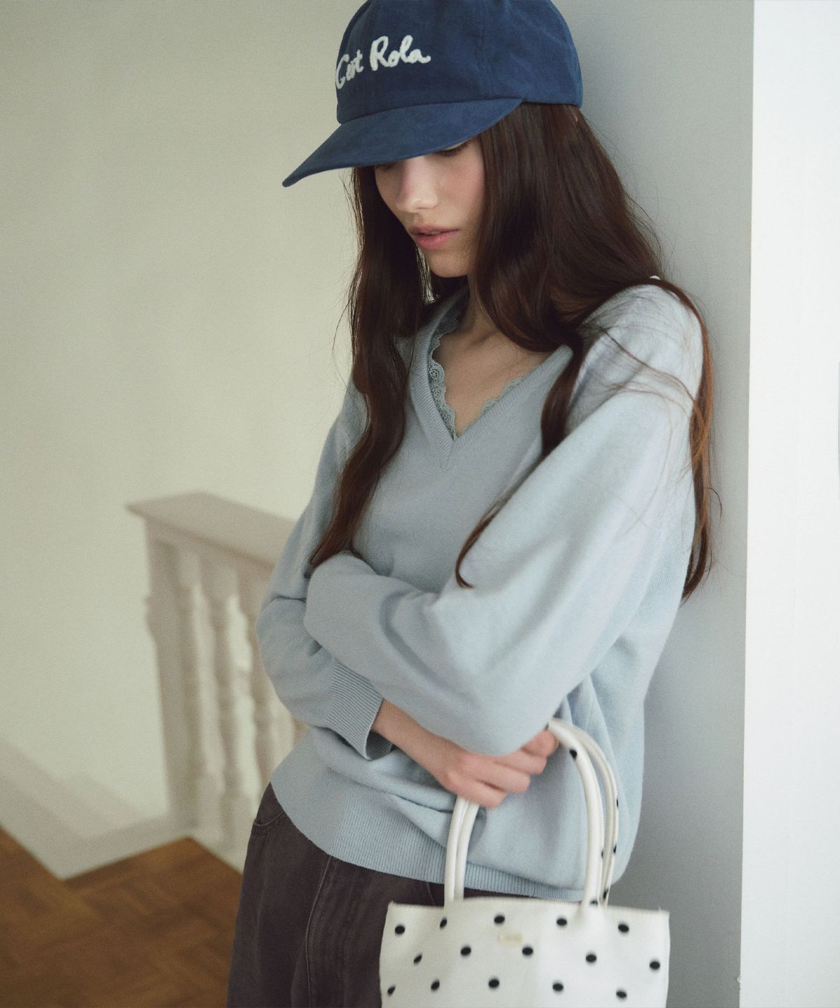로라로라(ROLAROLA) LACE V NECK KNIT SKY