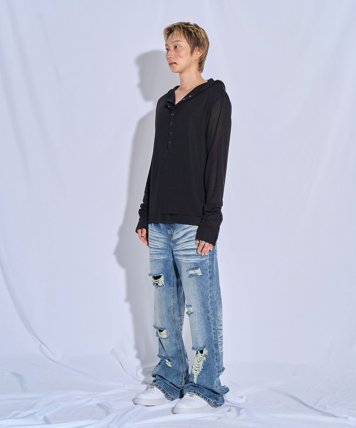 피치블랙(PITCHBLACK) WASHED DAMAGE DENIM FLARE PANTS (WASHED BLUE)