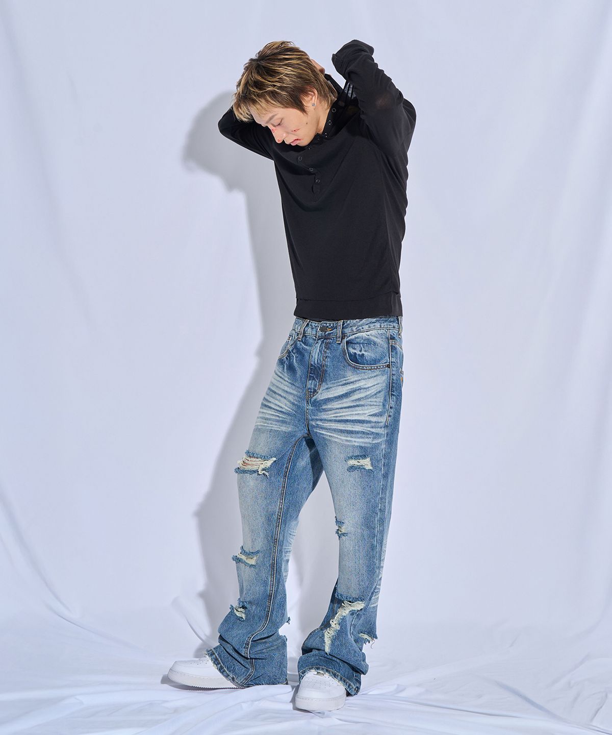 피치블랙(PITCHBLACK) WASHED DAMAGE DENIM FLARE PANTS (WASHED BLUE)