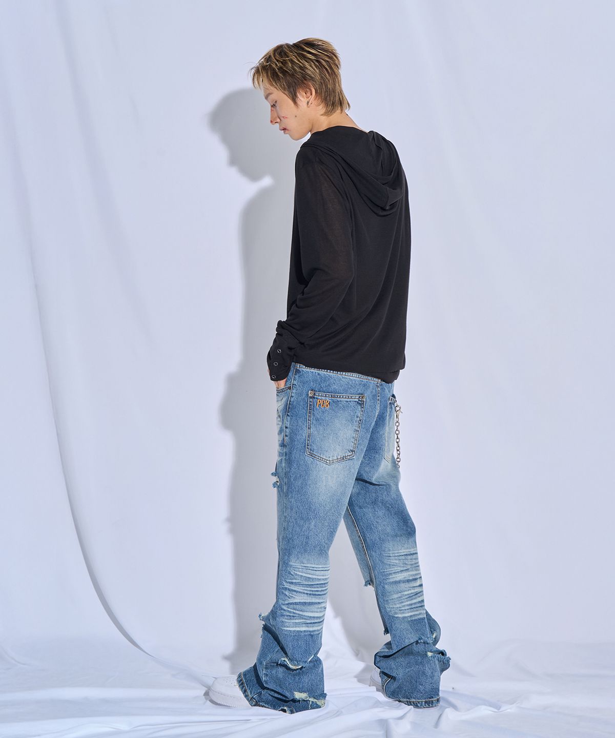 피치블랙(PITCHBLACK) WASHED DAMAGE DENIM FLARE PANTS (WASHED BLUE)