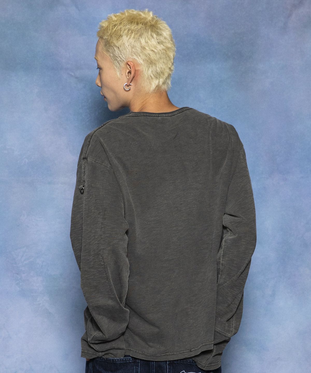 글랙(GLACK) GT190 빈티지 플래그 잭 핑거홀 세미 크롭 워시드 롱슬리브 (CHARCOAL GRAY)