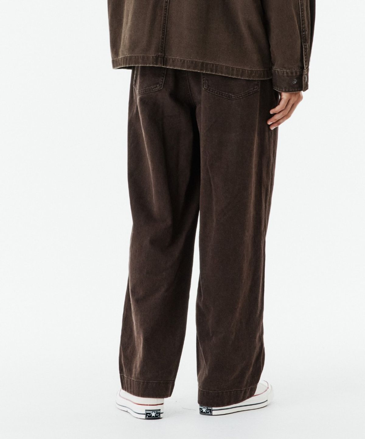 브롬톤 런던(BROMPTON LONDON) TWO TUCK DENIM TROUSERS - BROWN (P263MDP461)