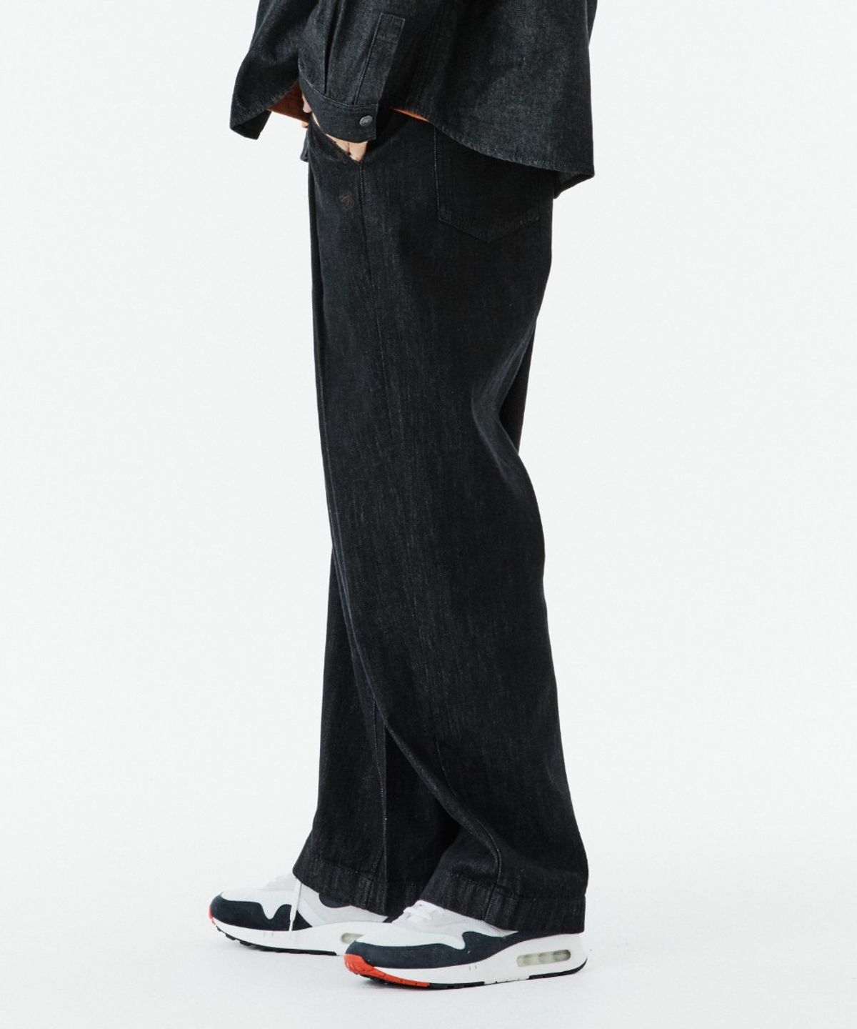 브롬톤 런던(BROMPTON LONDON) TWO TUCK DENIM TROUSERS - BLACK (P263MDP461)