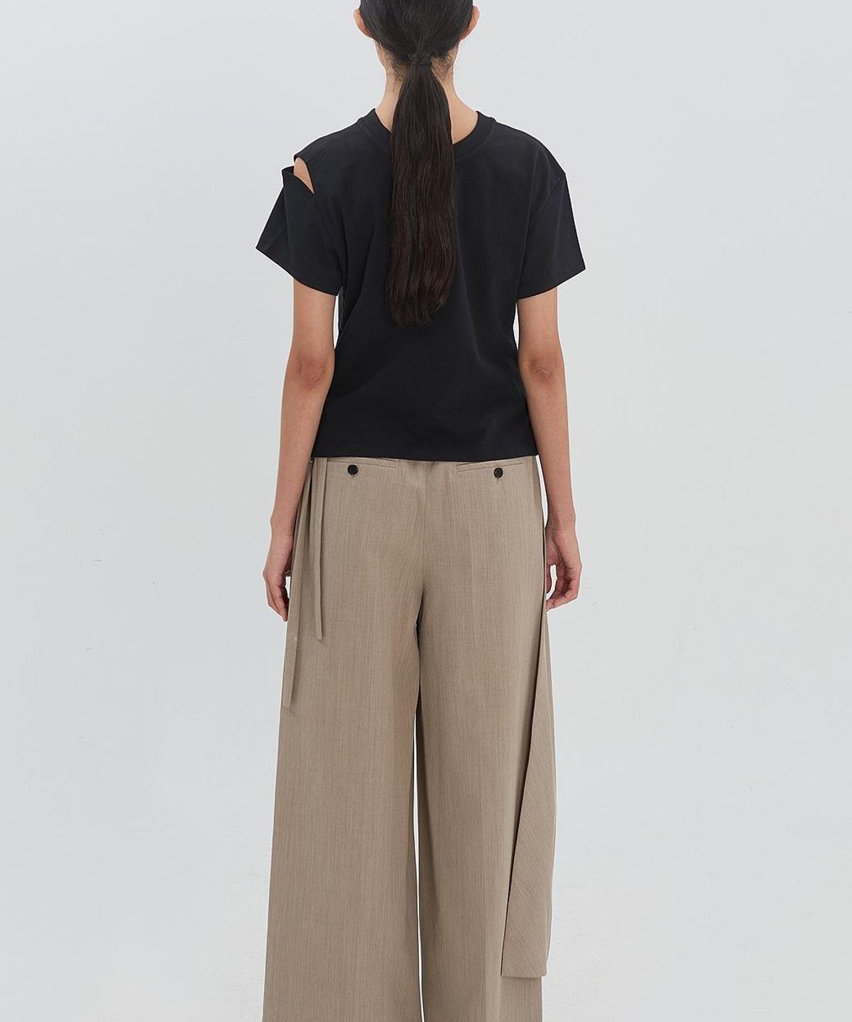 래코드(RECODE) Backward Shoulder Slit Shirring Top RJTAM26596BKX