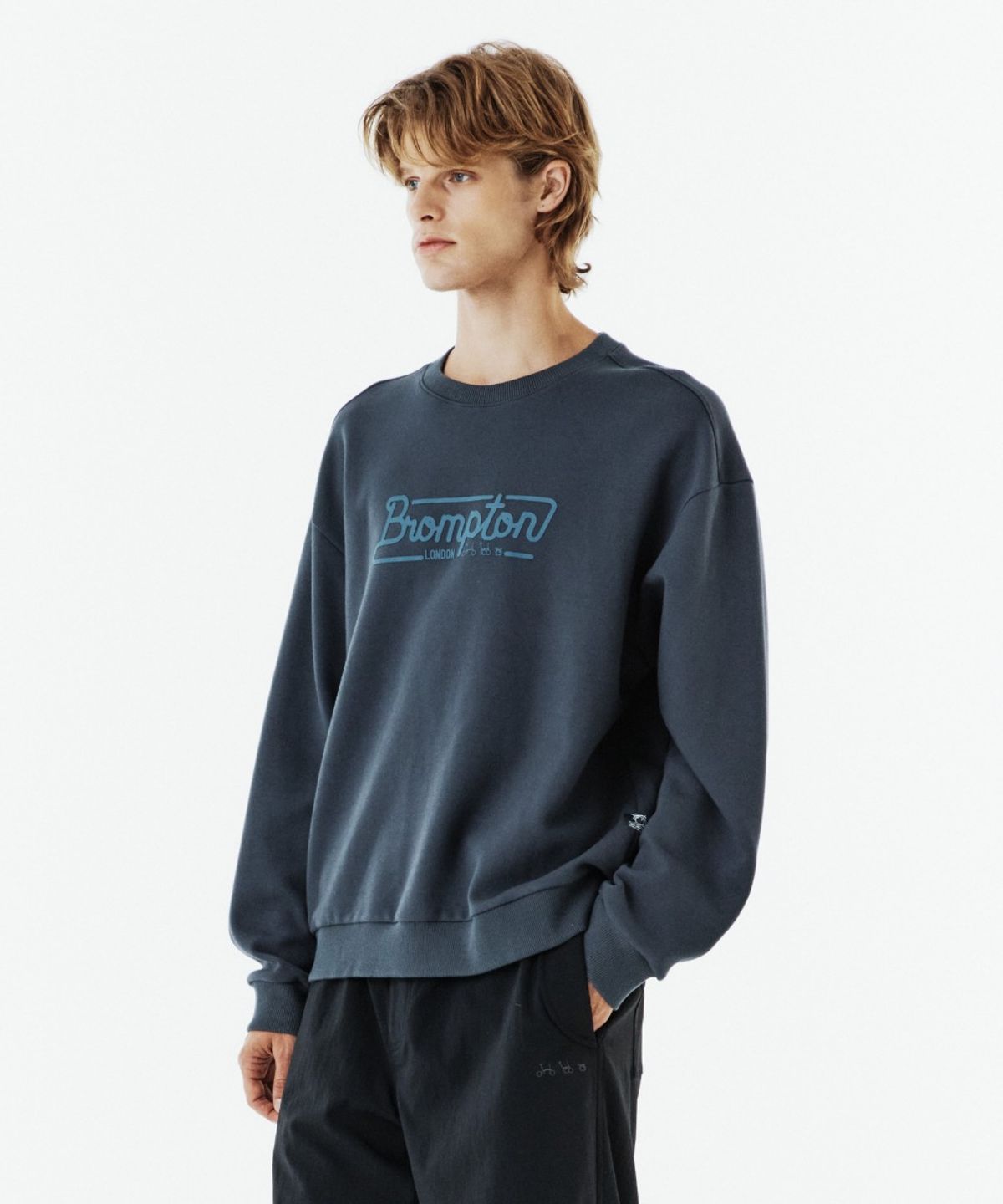 브롬톤 런던(BROMPTON LONDON) BROMPTON LOGO GRAPHIC SWATESHIRT - TEAL BLUE (P263MSW163)