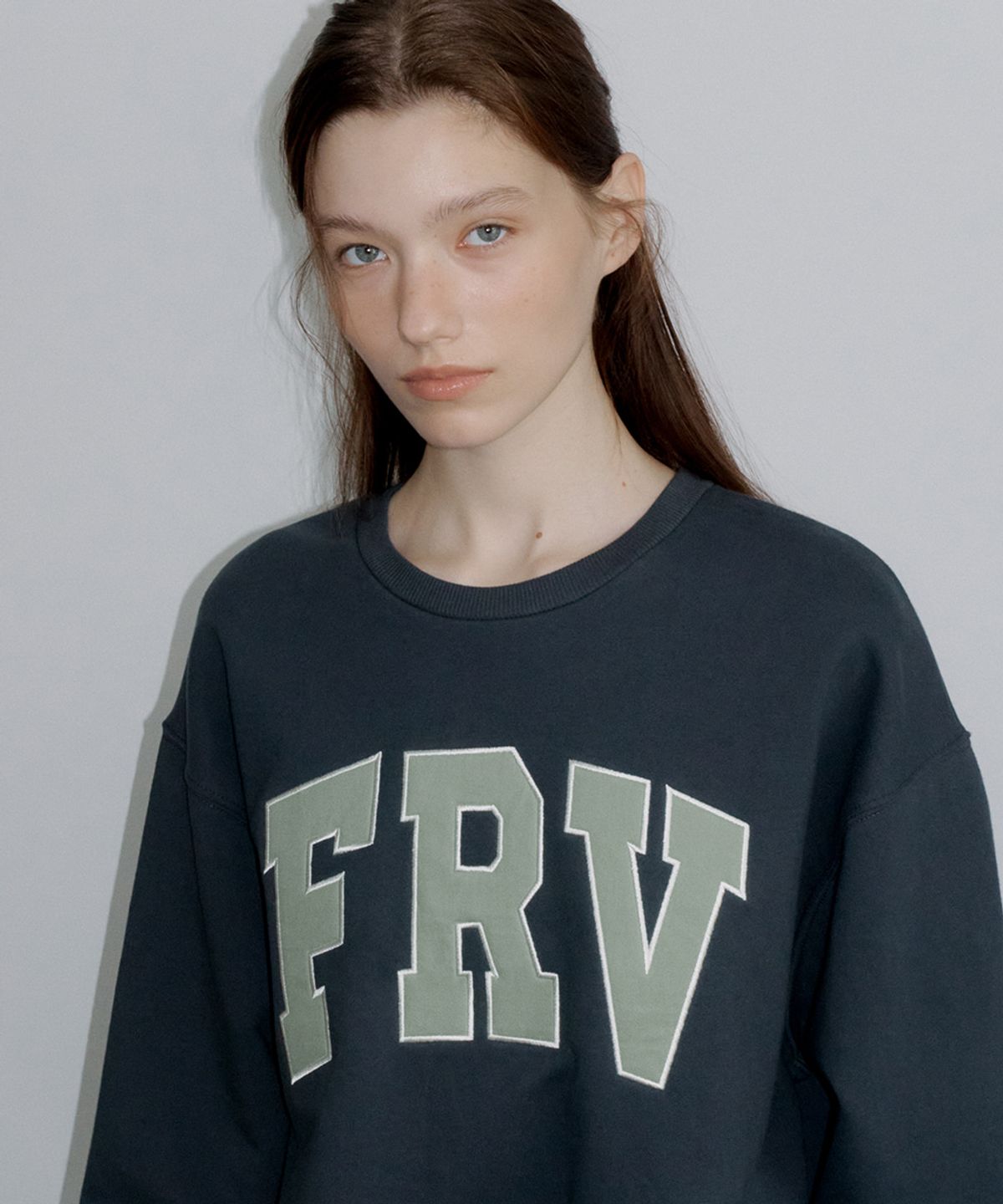 프리버07(FRIVER07) FRV logo sweatshirt [FRFA05LT03]_Charcoal