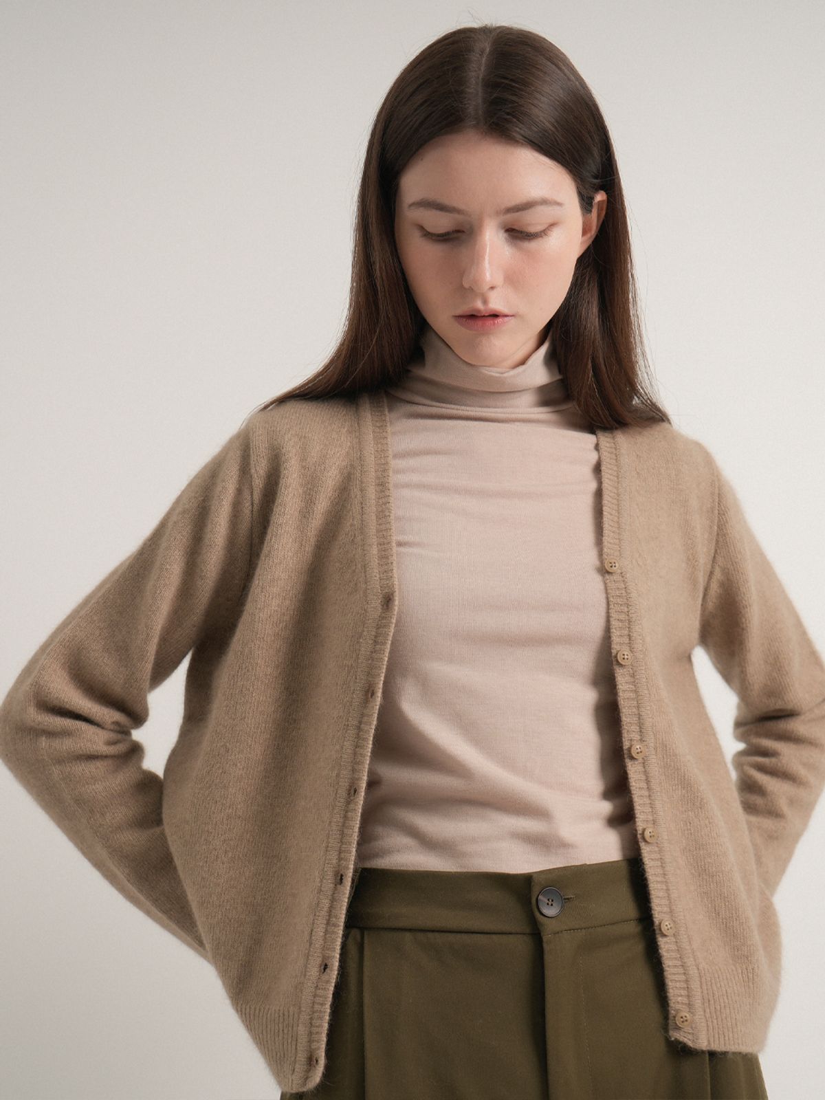 블레티(VLETI) Raccoon Basic V-neck Knit Cardigan (Mocha)