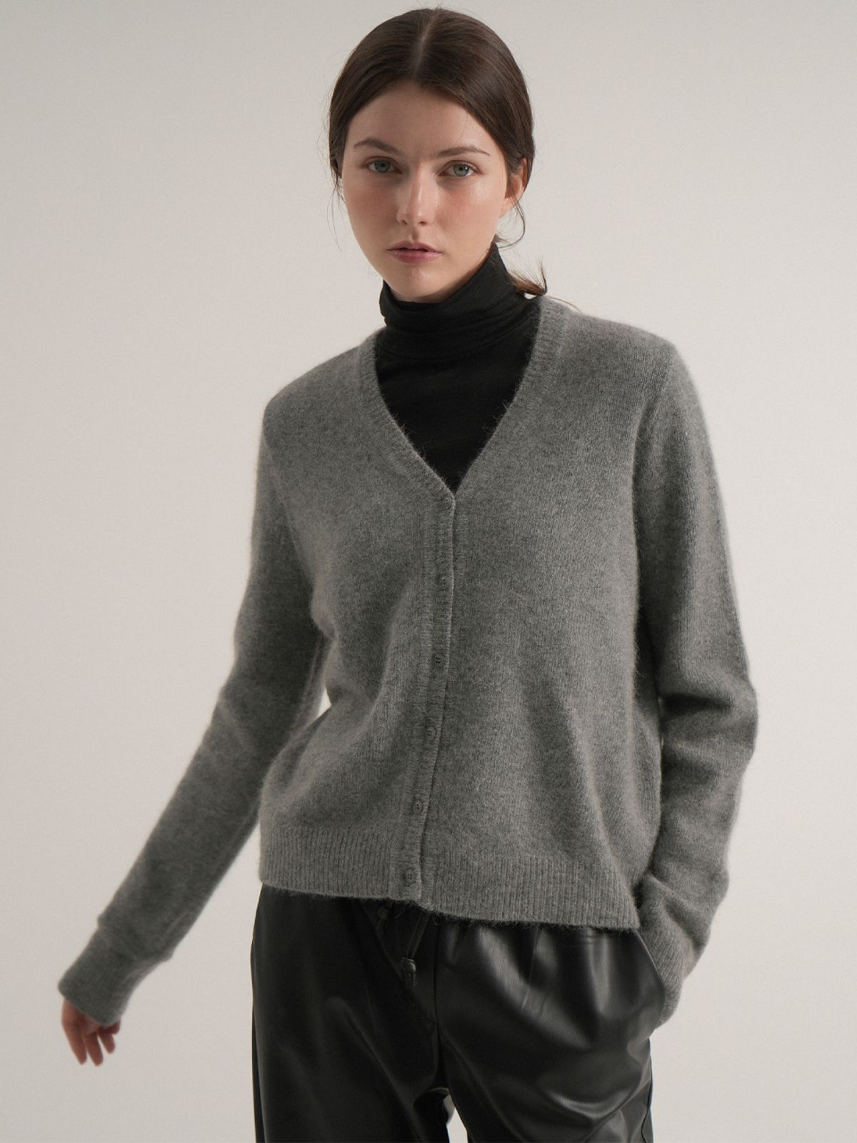블레티(VLETI) Raccoon Basic V-neck Knit Cardigan (Gray)