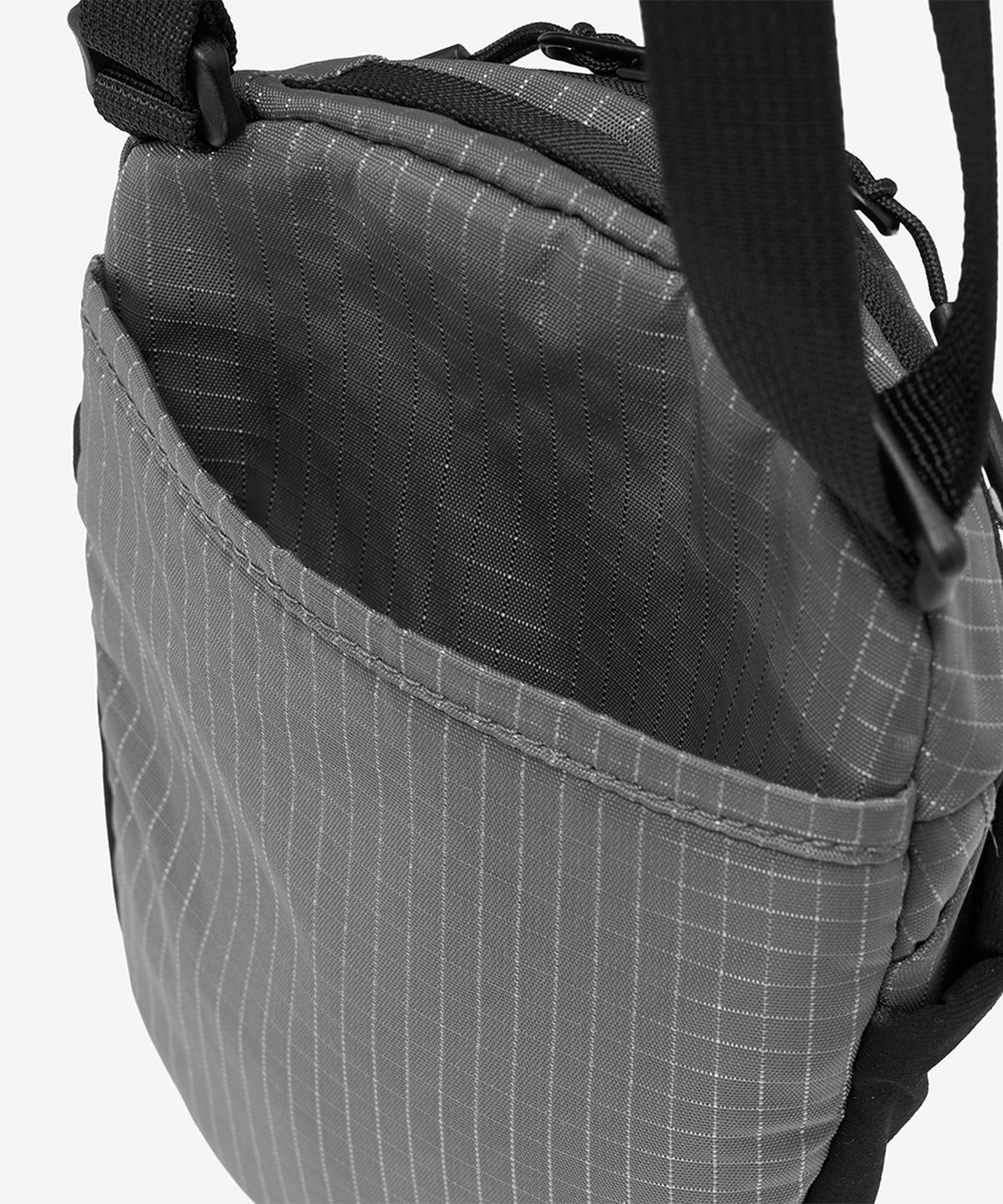 뉴발란스(NEW BALANCE) NBGCGF1103 / 에센셜 크로스백 S (CHARCOAL)